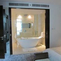 部屋からバスタブが見えます