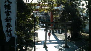 広々とした境内に奉納相撲の土俵があります