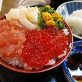 八戸の朝市でかって丼の朝食