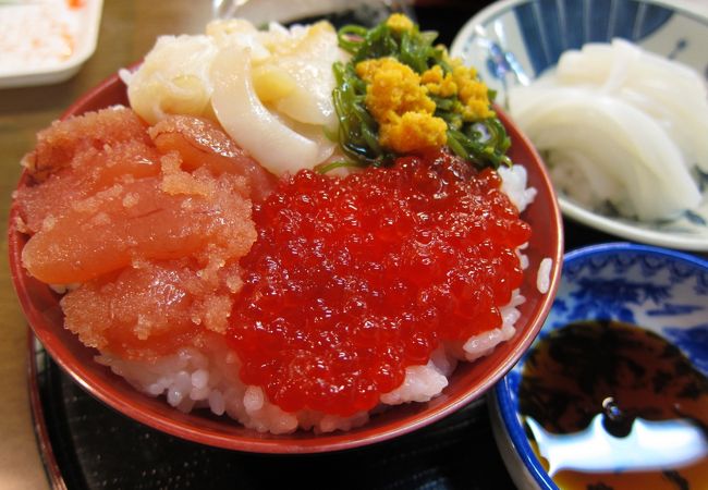 八戸　陸奥湊朝市のかって丼