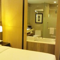 部屋からバスルームはスライド壁になってます