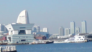 この建物は　遠くから見て初めて大きさが解ります。