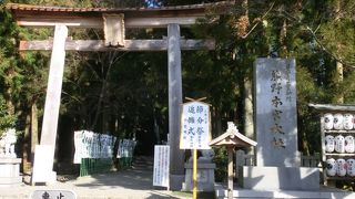 大きな鳥居とその先に続く階段がステキ。