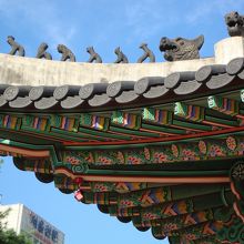 彩色の施された王宮の屋根は綺麗