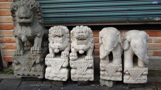 モダンアートと伝統文化が共存する街