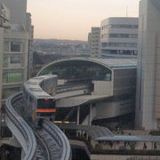 立川北駅は、伊勢丹、ロフト、高島屋に隣接しています