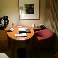 ちょっと狭いがデスク