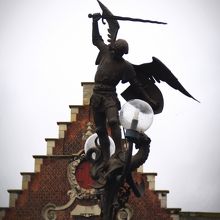 石造りのアーチ型の橋の中央にある「聖ミヒエルのブロンズ像」の