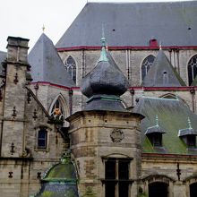 橋の脇にある聖ミヒエル教会