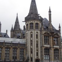 橋からこんな建物をのんびりと見てね！