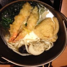 えび天が2本。巾着餅まで入っています。