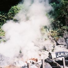 岩の間から蒸気が見えます