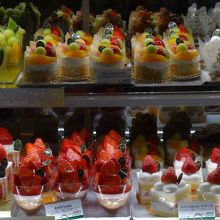 鮮やかなフルーツデザートたち。