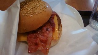 広くてさわやかなベッカーズです。