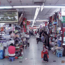 中は小さな店舗が一杯ある。