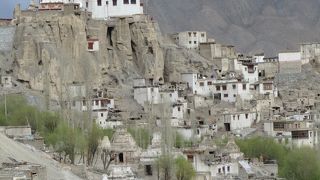 月面世界に浮かぶ幻想的な寺院