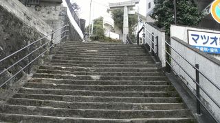 原爆で破壊されて１本足で立っている鳥居