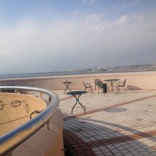 屋上からの江の島海岸が見渡せる