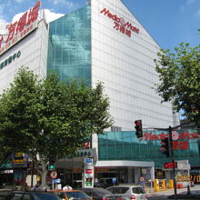 伊勢丹の跡に入った企業。