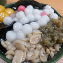 仙草＋緑豆+花生豆＋芋圓＋粉圓＋ミルク　６０元（約180円）
