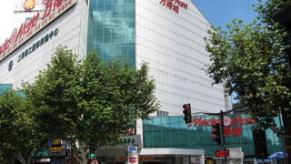 淮海中路の伊勢丹１号店は閉鎖いたしました。梅龍鎮伊勢丹は営業しています。