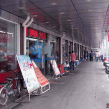 路沿いに小売店舗が並ぶ。