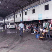 奥に市場があります。