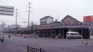 上海最大の水産市場。食堂街もあります。