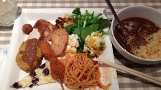 女の子は好きでしょう。この日はバレンタインにちなんだチョコレートバイキングでした。