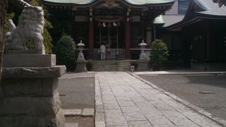 繁華街にある神社