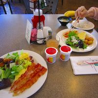 無料朝食バイキング時のテーブル風景