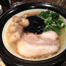 なにわブラック　黒い醤油タレを溶いて食べます