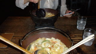 アツアツの本物のほうとうと馬刺しが美味しい！お店がまえも観光気分が盛り上がります！！