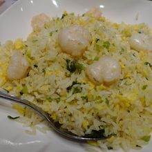 海老チャーハンは美味しかったです。量もたっぷり。