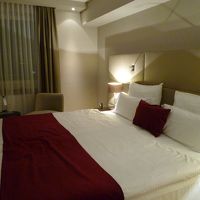 ベッドも部屋も広いです♪