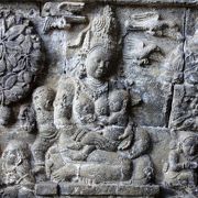 阿弥陀三尊像、入口脇の鬼子母神のレリーフ、外壁の八大菩薩曼荼羅と見所満載