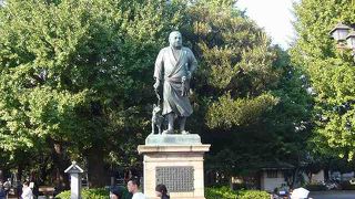 東京でもっとも有名な人間の像です。