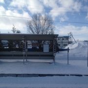 駅を挟み両側にスキー場がある