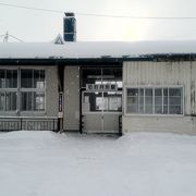 きちんと除雪されている駅