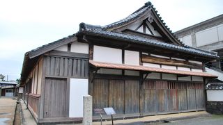 歴史ある建物と小学校