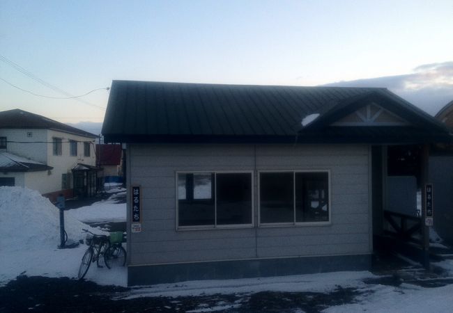 まっすぐにのびるレールと自然が調和