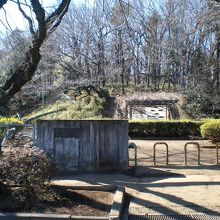 尼寺から鎌倉街道を隔てた公園です