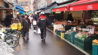 にぎやかな市場の雰囲気