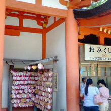 ハート型の絵馬を奉納しましょう