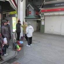 朝８時の様子、店の照明がつく