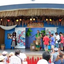 ステージでは無料のショー 