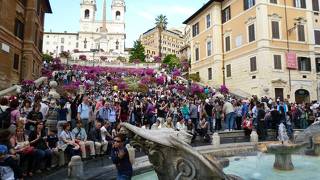 人だらけで階段が見えない