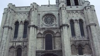 フランス王家が眠るゴシック誕生の大聖堂　サン　ドニ大聖堂