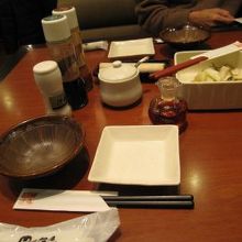 料理が届く前のテーブル準備です