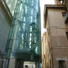 屋上へのエレベーター